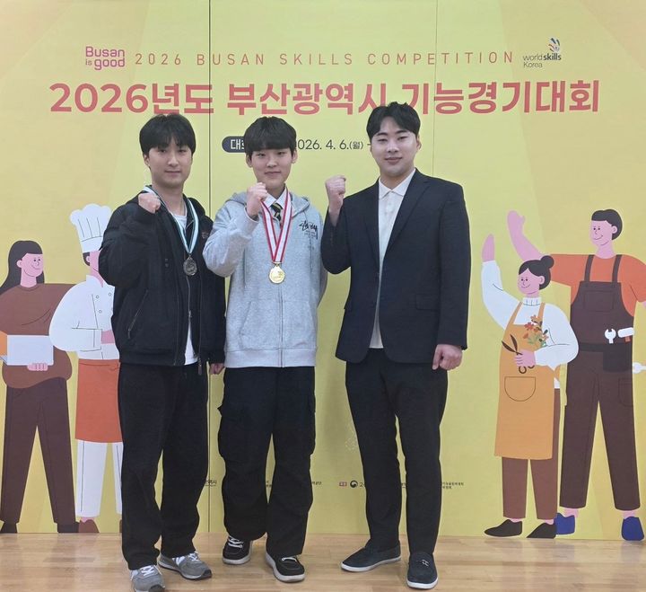 (왼쪽부터)허동녕 글로벌탑넷 연구원, 이진혁 글로벌탑넷 연구원, 이현호 글로벌탑넷 대표. (사진=글로벌탑넷) *재판매 및 DB 금지