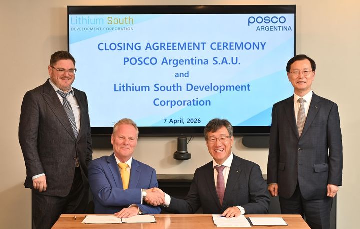 [서울=뉴시스] (왼쪽부터) 크리스토퍼 체리 리튬 사우스 최고재무책임자, 에이드리안 홉커크 리튬 사우스 최고경영자, 박현 포스코아르헨티나 법인장, 이주태 포스코홀딩스 대표가 7일(현지시간) 아르헨티나에서 기념 촬영하는 모습. (사진=포스코홀딩스) *재판매 및 DB 금지