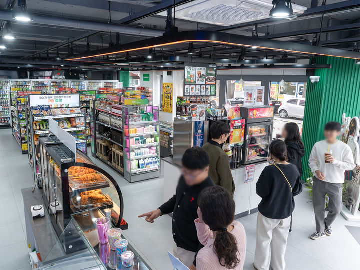 [서울=뉴시스] 세븐일레븐은 최근 부산과 광주에 각각 '뉴웨이브더해운대점'과 '뉴웨이브더광주점'을 새롭게 오픈했다고 9일 밝혔다. '뉴웨이브'는 세븐일레븐의 차세대 가맹모델이다. 사진은 뉴웨이브더광주점(사진=세븐일레븐 제공) *재판매 및 DB 금지 *재판매 및 DB 금지