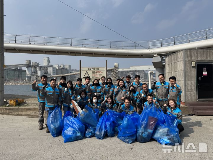 [서울=뉴시스] 삼표시멘트 임직원들이 지난달 27일 삼척시 관내 주요 하천의 수질 개선과 수자원 보호를 위한 환경 정화활동을 실시한 후 기념촬영을 하고 있다. (사진=삼표시멘트 제공)
