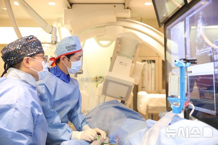 [서울=뉴시스] 송영빈 삼성서울병원 순환기내과 교수(오른쪽)와 최기홍 교수가 8일 국내 최초로 궤도형 죽종절제술에 성공했다. (사진= 삼성서울병원 제공)