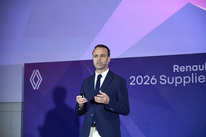 [서울=뉴시스] 니콜라 파리 르노코리아 사장이 지난 8일 부산 르노코리아 공장에서 열린 2026 서플라이어 콘퍼런스에서 발표하고 있다. (사진=르노코리아 제공) 2026.4.9. photo@newsis.com *재판매 및 DB 금지