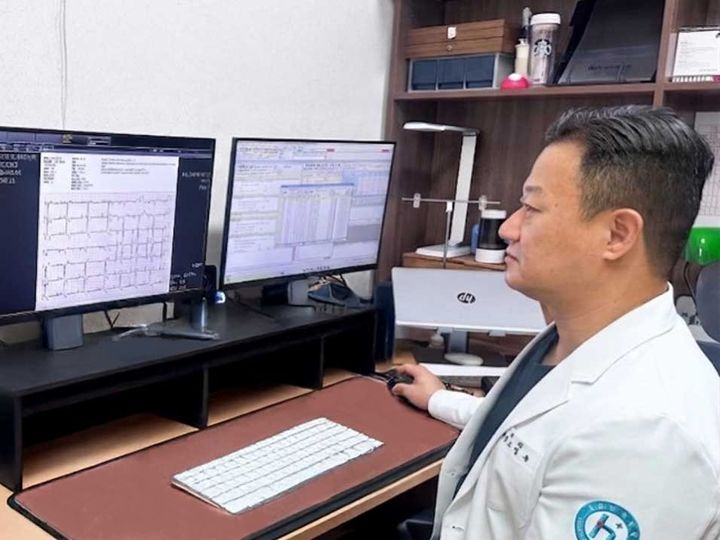 [서울=뉴시스] 조영욱 운암한국병원 병원장이 AI 심전도 분석 소프트웨어 '에티아'(AiTiA) 결과를 확인하고 있다. (사진=대웅제약 제공) 2026.04.09.photo@newsis.com *재판매 및 DB 금지