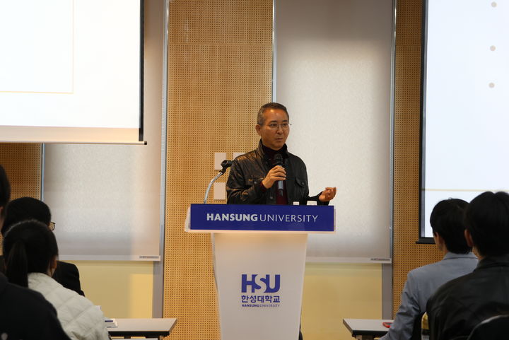 [서울=뉴시스] 권영수 전 LG그룹 부회장이 지난 2일 한성대에서 '내일을 여는 상상 인사이트 마스터 클래스' 특강을 진행하고 있다. (사진=한성대 제공) 2026.04.09. photo@newsis.com *재판매 및 DB 금지