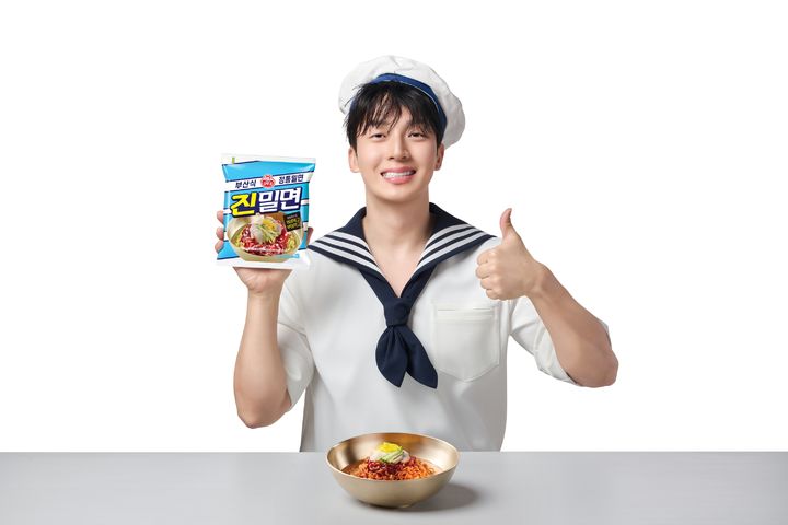 [서울=뉴시스] 오뚜기 진밀면 모델 코미디언 허경환(사진=오뚜기) *재판매 및 DB 금지