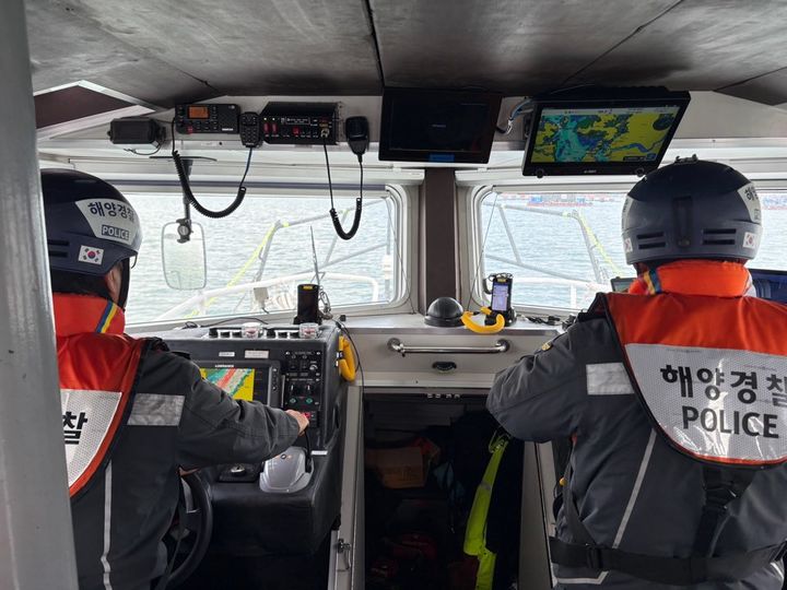 [목포=뉴시스]해상 순찰 중인 목포해경. (사진=목포해경 제공) 2026.04.09. photo@newsis.com *재판매 및 DB 금지
