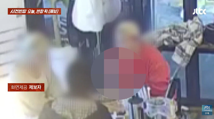 [서울=뉴시스] 치킨집 내에서 흡연을 하다 제지받은 남성이 난동을 부린 영상이 공개됐다. (사진=JTBC '사건반장' 유튜브 캡처) *재판매 및 DB 금지