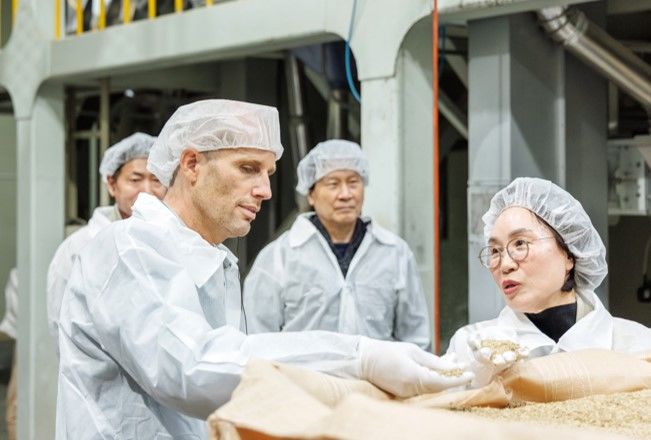 [서울=뉴시스] 해롤드 로저스 쿠팡 임시대표가 중소제조사 상품 공정을 둘러보고 있다. (사진=쿠팡 제공) *재판매 및 DB 금지