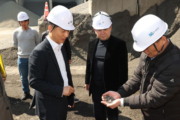 (왼쪽) 백호성 조달청 구매사업국장, (가운데) 박창호 SG대표이사가 아스콘 현장 생산시설을 점검하고 있다. (사진=SG) *재판매 및 DB 금지