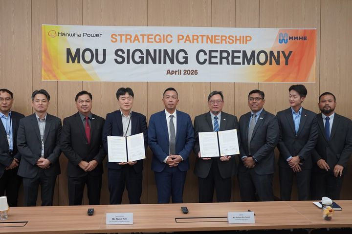 [서울=뉴시스] 한화파워는 지난 8일 말레이시아 조선업체 MHB와 '선박 신조와 개조 사업 공동 추진을 위한 업무협약(MOU)'을 체결했다고 9일 밝혔다. 사진은 협약식에 참석한 김형석 한화파워 선박솔루션사업부장(왼쪽 넷째)과 히샴 빈 하론 MHB 최고사업책임자(왼쪽 여섯째) 등 관계자가 기념촬영을 하는 모습. (사진=한화파워 제공) 2026.04.09 photo@newsis.com *재판매 및 DB 금지