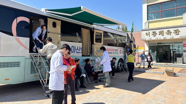 [함안=뉴시스]함안군, 마산의료원 닥터버스 무료검진. (사진=함안군 제공) 2026.04.09.photo@newsis.com *재판매 및 DB 금지