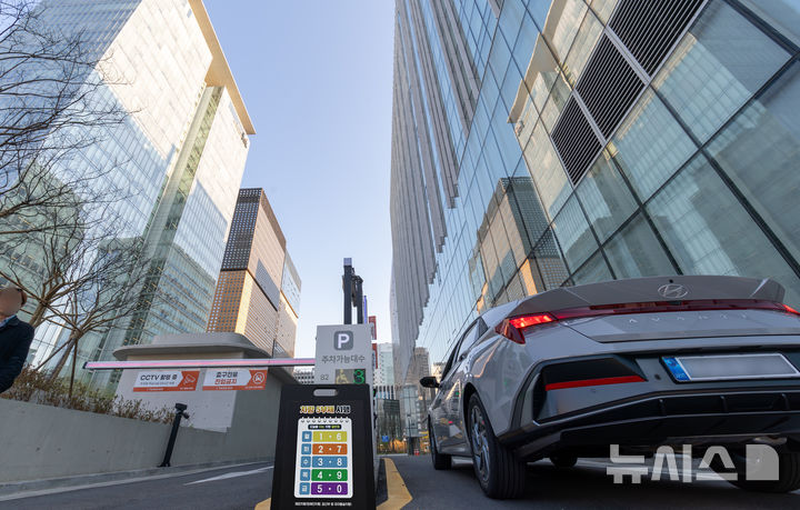 [서울=뉴시스]KT가 정부의 자원 안보 위기 대응 정책에 적극 동참하고 전사적인 에너지 절감 문화 확산을 위해 전국 318개 사옥을 대상으로 차량 5부제를 확대 시행한다고 9일 밝혔다. 사진은 차량 5부제가 적용된 KT광화문빌딩 웨스트 사옥 주차장의 모습. (사진=KT 제공)