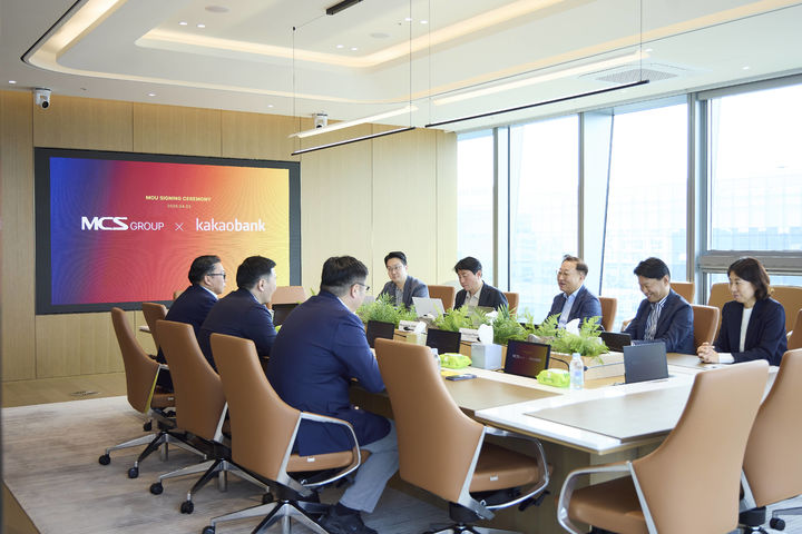 3일 경기도 성남시 카카오뱅크 판교오피스에서 카카오뱅크와 몽골 MCS그룹 임직원들이 향후 협력 방안을 논의하고 있다. (사진=카카오뱅크 제공) *재판매 및 DB 금지