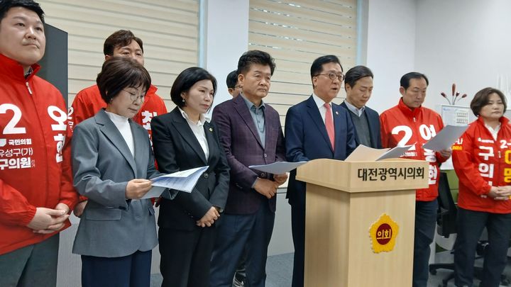 [대전=뉴시스] 조명휘 기자 = 국힘의힘 대전 유성구 지방선거 출마자들이 9일 대전시의회 기자실에서 회견을 열고 '신계룡-북천안 송전선로' 건설사업 중단을 요구하고 있다. 2026.04.09. photo@newsis.com *재판매 및 DB 금지