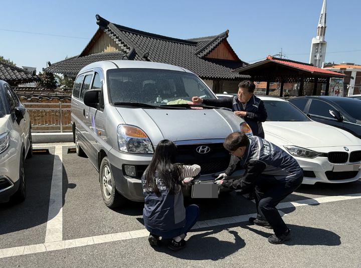 [창녕=뉴시스] 영치 상설기동반이 체납 차량을 발견해 영치하고 있다. (사진= 창녕군 제공) 2026.04.09. photo@newsis.com *재판매 및 DB 금지