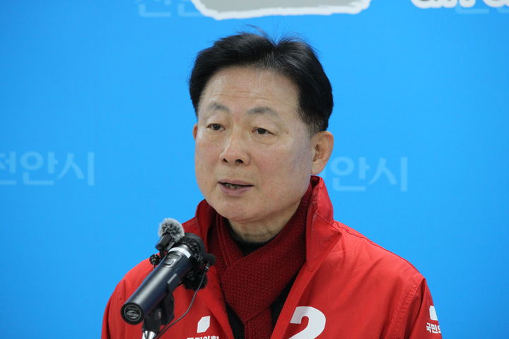 [천안=뉴시스] 최영민 기자 = 국민의힘 박찬우 천안시장 예비후보가 9일 천안시청 브리핑실에서 교통 관련 공약발표를 하고 있다. 2026.04.09 ymchoi@newsis.com *재판매 및 DB 금지