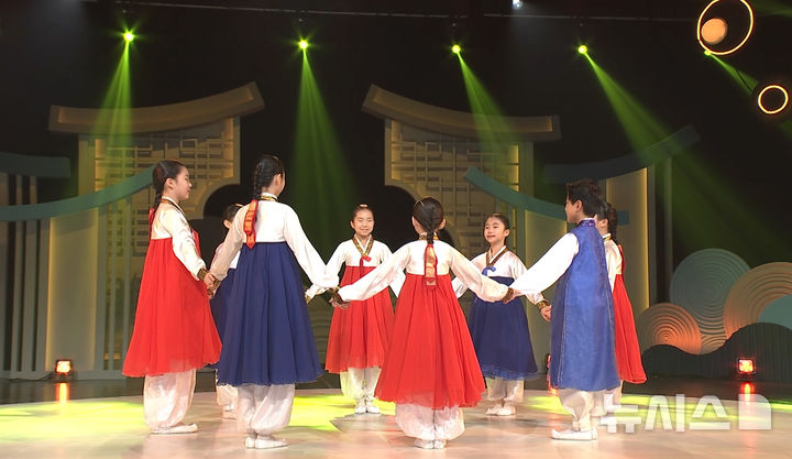 [서울=뉴시스]청소년 무용단 '버선코'. (사진=국악방송 제공)