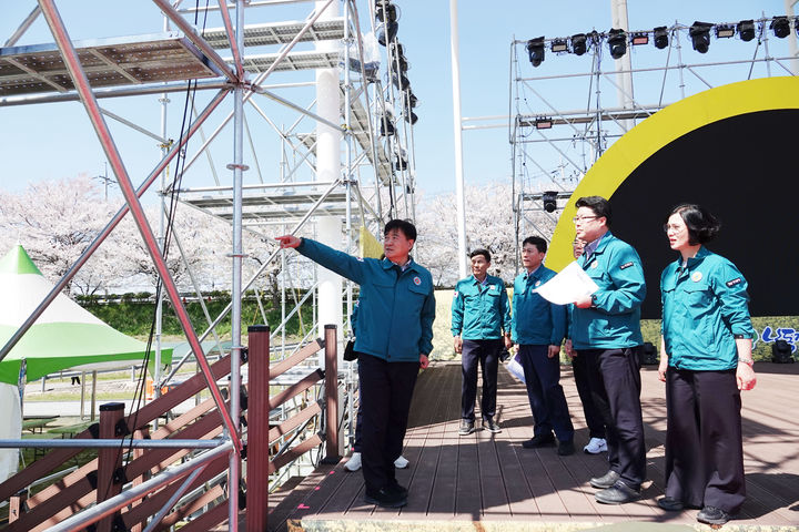 [창녕=뉴시스] 합동점검반이 유채축제 현장 안전점검을 실시하고 있다. (사진= 창녕군 제공) 2026.04.09. photo@newsis.com *재판매 및 DB 금지