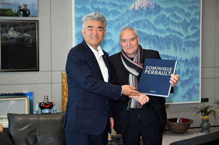 [서울=뉴시스] 대우건설은 정원주 회장이 지난 8일 서울 중구 을지로 본사에서 프랑스 건축가 도미니크 페로와 만나 국내외 주거·도시개발 협력 방안을 논의했다고 9일 밝혔다. (사진=대우건설 제공) 2026. 4. 9. *재판매 및 DB 금지