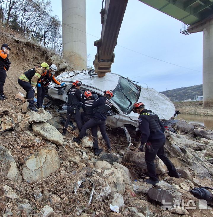 [경주=뉴시스] 경주시 강동면 왕신리 20번 국도 스포츠유틸리티차량(SUV) 교량 추락 사고 현장. (사진=경북소방본부 제공) 2026.04.09. photo@newsis.com