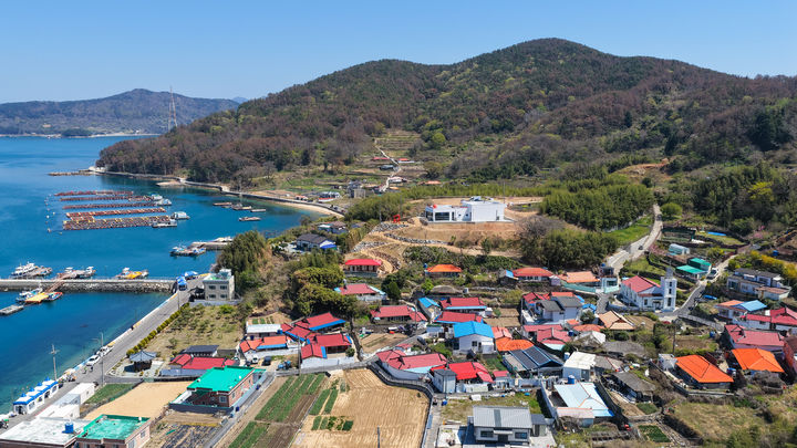 [통영=뉴시스] 신정철 기자= 한국전쟁 당시 북한 송환을 희망하는 조선인민군 약 8000명이 수용됐고, 정전협정 이후에는 북한에서 송환된 국군 포로를 위한 심문센터로 활용되는 등 적군과 아군 포로가 차례로 머물렀던 경남 통영시 한산면 ‘용호도 포로수용소'의 전시관’이 지난 8일 개관됐다. 사진은 한산면 용호도 포로수용소 전시관 전경 모습.(사진=통영시 제공).2026.04.09. photo@newsis.com *재판매 및 DB 금지
