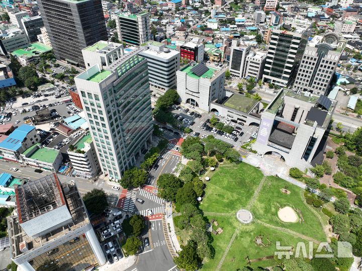 [전주=뉴시스]윤난슬 기자 = 전북 전주시는 별관 확충사업에 따라 총 34개 과를 배치하는 등 사무실 이전을 완료했다고 9일 밝혔다. 별관에는 스카이라운지와 240석 규모 강당 등도 함께 들어섰다. (사진=전주시 제공) photo@newsis.com 
