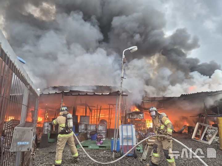 [영천=뉴시스] 영천시 금호읍 건재상 화재 현장 (사진=경북소방본부 제공) 2026.4.9 photo@newsis.com