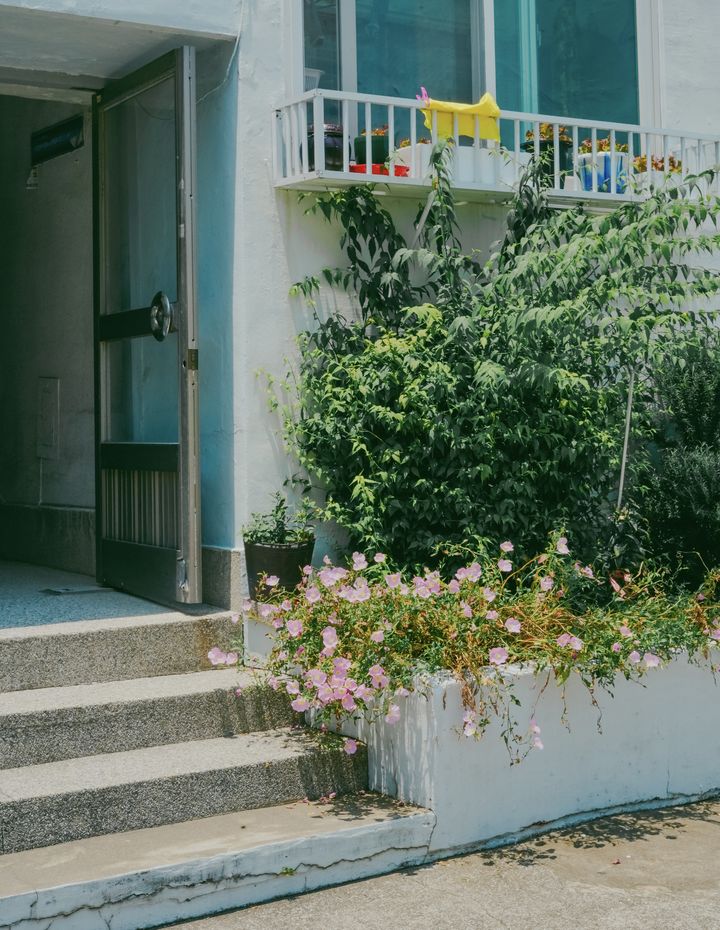 [서울=뉴시스] 아파트 단지에서 쓰러진 여성을 도왔다가 오히려 범죄자로 의심받았다는 입주민의 사연이 전해지며 논란이 일고 있다. (사진=유토이미지) *재판매 및 DB 금지