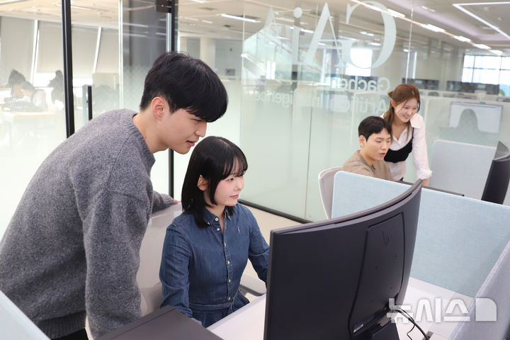 [성남=뉴시스] 가천대학교 AI 도서관 앞에서 학생들이 생성형 AI를 활용해 학습하고 있다 (사진=가천대 제공) 2026.04.09.photo@newsis.com