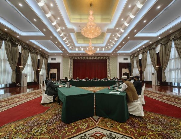 [서울=뉴시스]무력 충돌을 빚어온 파키스탄과 아프가니스탄이 중국의 중재로 신장위구르자치구에서 지난 1일부터 7일까지 1주일간 회담을 열고 충돌 격화 방지에 합의했다. 3자 회담이 열리는 모습. <사진출처: 중국 외교부> 2026.04.09