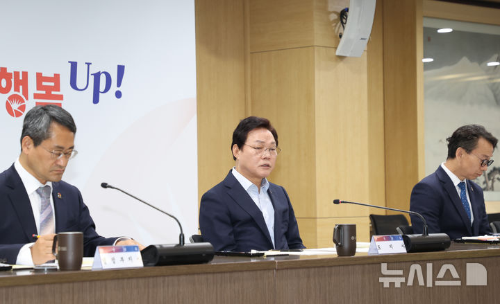 [창원=뉴시스]박완수 경남도지사가 9일 오전 도청 도정회의실에서 2027년도 국비 확보 추진상황 보고회를 주재하고 있다.(사진=경남도 제공) 2026.04.09. photo@newsis.com