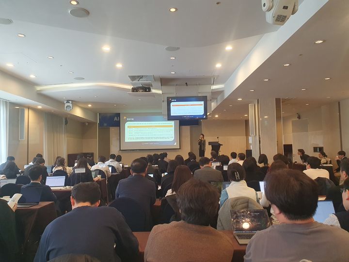 [서울=뉴시스] 구무서 기자 = 연미영 한국보건산업진흥원 디지털기획팀장이 9일 오전 서울 프레지던트호텔에서 만성질환 대상 보건의료 전주기 인공지능 전환(AX) 사업 설명을 하는 모습 2026.04.09. nowest@newsis.com *재판매 및 DB 금지