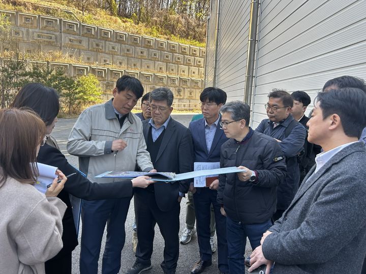 [용인=뉴시스] 용인시 처인구가 용인테크노밸리 일반산업단지 내 녹지 옹벽을 점검했다.(사진=처인구 제공) 2026. 04. 09. photo@newsis.com *재판매 및 DB 금지