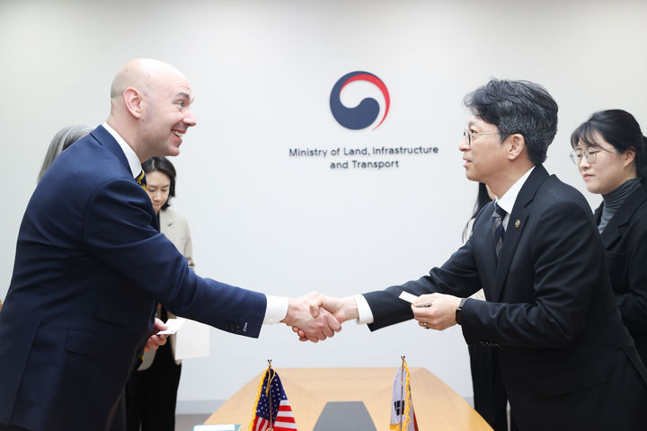 [서울=뉴시스]홍지선 국토교통부 제2차관은 9일 오전 서울 중구 국토발전전시관에서 미국 조나단 모리슨 도로교통안전청 청장을 만나 한-미 자동차 안전정책 협력 방안을 논의했다고 밝혔다. (사진=국토부 제공) 2026. 4. 9.&nbsp; *재판매 및 DB 금지