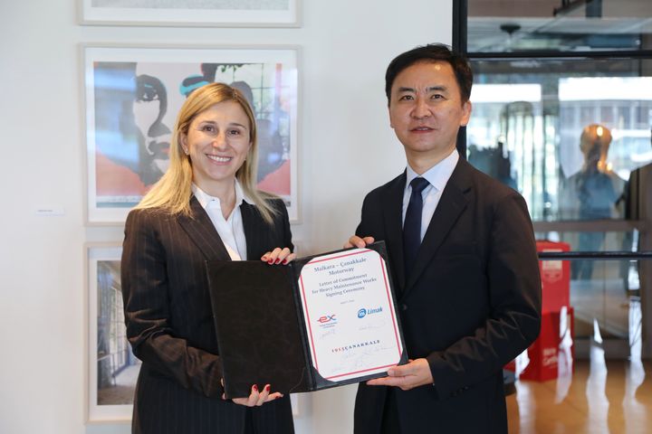 [서울=뉴시스] 한국도로공사(사장 직무대행 이상재)는 7일(현지시간) 튀르키예 이스탄불에서 말카라∼차나칼레 고속도로(2022년 3월 개통) 구간 대수선 사업 참여를 확정하고 협약식을 가졌다고 9일 밝혔다. 사진은 권봉경 한국도로공사 해외사업처장(오른쪽)과 에브루 외즈데미르 리막 회장(왼쪽)이 협약식 후 기념 촬영을 하는 모습. 2026.04.09. (사진=한국도로공사 제공) photo@newsis.com *재판매 및 DB 금지