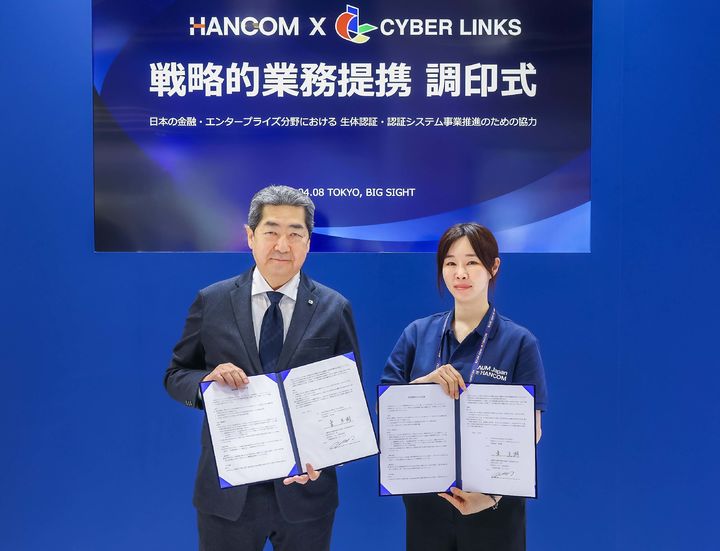 김연수 한컴 대표(오른쪽)와 히가시 나오키 사이버링크스 대표가 기념 촬영을 하고 있다.(사진=한글과컴퓨터 제공) *재판매 및 DB 금지