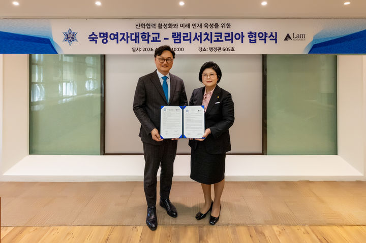 [서울=뉴시스] 8일 숙명여대-램리서치코리아 업무협약식에서 박준홍(왼쪽) 램리서치코리아 대표이사와 문시연 숙명여대 총장이 사진 촬영을 하고 있다. (사진=숙명여대 제공) 2026.04.09. photo@newsis.com *재판매 및 DB 금지