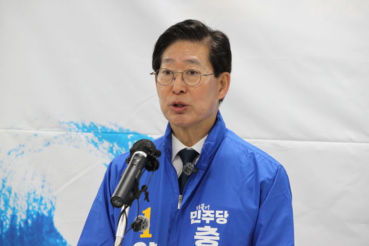 [천안=뉴시스] 양승조 더불어민주당 충남도지사 경선후보가 9일 오전 천안시청 브리핑실에서 기자회견을 하고 있다. 2026.04.09 ymchoi@newsis.com *재판매 및 DB 금지