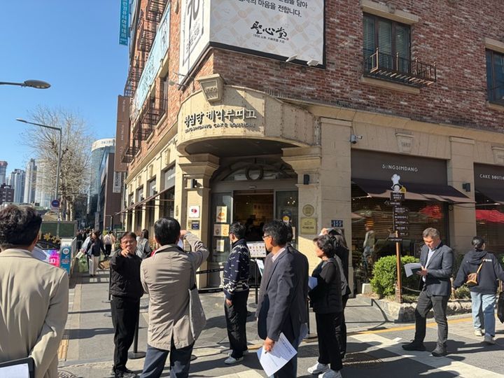 [대전=뉴시스] 조명휘 기자 = 대전 중구 성심당 권역 활성화 민·관 협력 TF팀이 현장 상황을 살펴보고 있다. 2026.04.09. photo@newsis.com *재판매 및 DB 금지