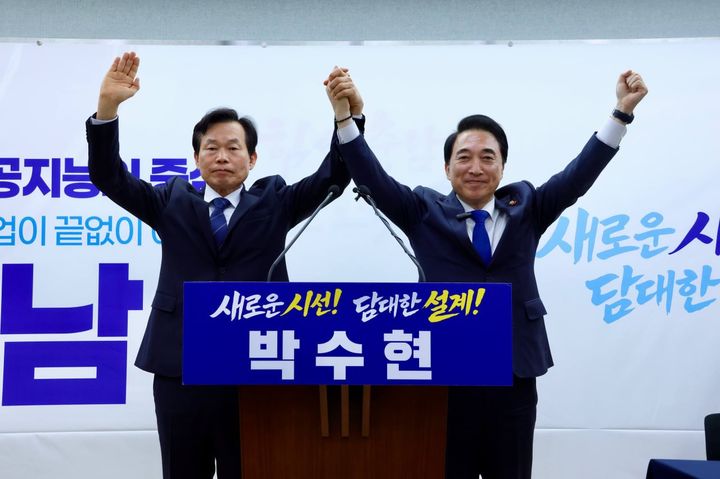 [홍성=뉴시스] (왼쪽부터) 더불어민주당 나소열 전 경선후보, 박수현 경선후보가 9일 충남도청 프레스센터에서 기자회견을 열고 서로 연대를 선언했다. (사진=캠프 제공) 2026.04.09 photo@newsis.com *재판매 및 DB 금지