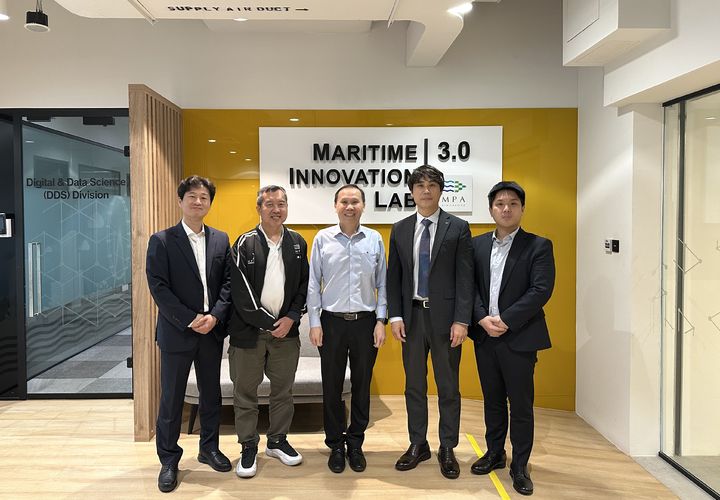 [부산=뉴시스] 지난 8일 싱가포르에서 안강희(오른쪽에서 2번째) 부산항만공사 디지털AI부장과 Koh Chin Yong(가운데) MPA 최고정보책임자가 스마트항만 구축에 대한 의견을 나눈 뒤 기념 사진을 찍고 있다. (사진=BPA 제공) 2026.04.09. photo@newsis.com *재판매 및 DB 금지