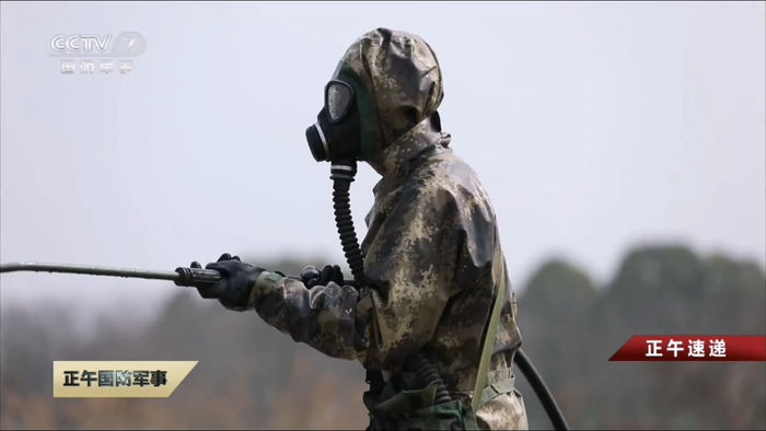 [서울=뉴시스]중국군 동부전구가 최근 핵 공격 상황을 가정한 대응 훈련을 실시한 것으로 전해졌다. 이번 미국과 이스라엘의 이란 핵시설 타격 논란 속에 진행된 점에서 주목된다. 훈련에 참여한 중국 군인의 모습. <사진출처: 중국중앙 TV> 2026.04.09
