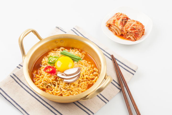 [서울=뉴시스] 전문가들은 야식 증후군 완화를 위해 장내 환경 개선이 필요하다고 강조했다. (사진=유토이미지)