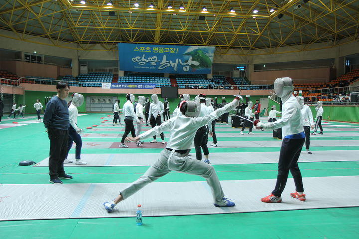 [목포=뉴시스] 펜싱 선수들의 동계전지훈련. (사진=해남군 제공) 2026.04.09. photo@newsis.com *재판매 및 DB 금지