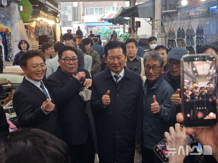 [여수=뉴시스] 한재혁 기자 = 정청래 더불어민주당 대표가 9일 오전 전남 여수 서시장을 방문해 상인들과 만났다. 2026.04.09 saebyeok@newsis.com
