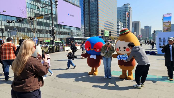 서울에서 홍보 영상을 촬영 중인 가평군 캐릭터 '갓평이', '송송이'. (사진=가평군 제공) photo@newsis.com *재판매 및 DB 금지