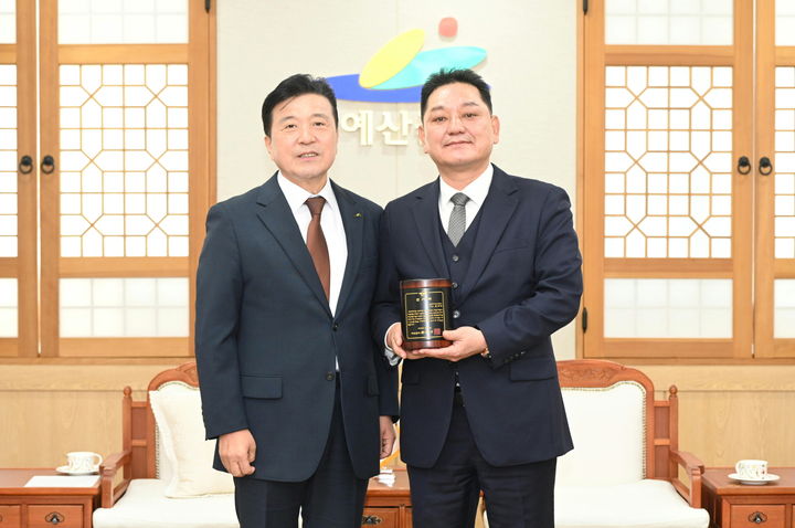 [예산=뉴시스] 최재구(왼쪽) 예산군수가 지난 8일 예산군청 상황실에서 김태복 제이아이푸드 대표에게 감사패를 건넨 뒤 기념 사진을 찍고 있다. (사진=예산군 제공) 2026.04.09. photo@newsis.com *재판매 및 DB 금지