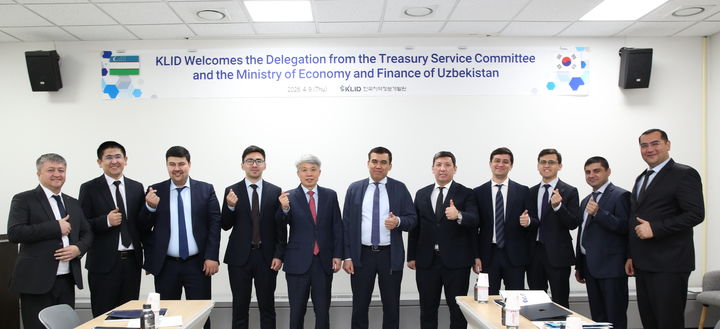 [수원=뉴시스] 우즈베키스탄 경제재정부 방문단이 9일 개발원 2층 회의실에서 김석진 부원장(왼쪽부터 5번째)과 기념 촬영을 하고 있다. (사진=개발원 제공) 2026.04.09. photo@newsis.com *재판매 및 DB 금지