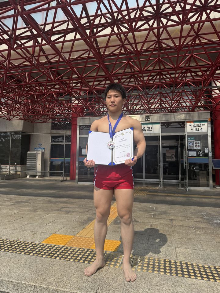 [고성(경남)=뉴시스] 신정철 기자= 지난 1일부터 9일까지 충청북도 제천시체육관에서 개최된 제80회 전국씨름선수권대회에서 경남 고성군 철성고등학교 3학년 강기민 선수(사진)가 경장급(-70kg)에서 은메달을 획득했다.(사진=고성군 제공).2026.04.09. photo@newsis.com *재판매 및 DB 금지