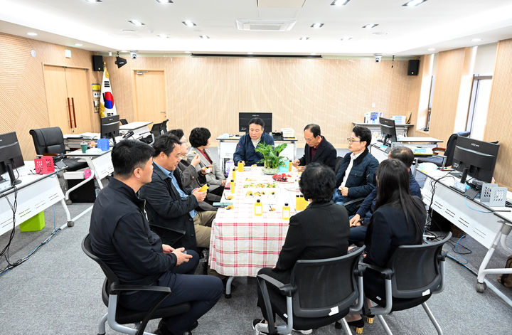 [보령=뉴시스] 보령시청 결산검사장을 격려방문한 보령시의원들. (사진=보령시청 제공) 2026.04.09. photo@newsis.com *재판매 및 DB 금지